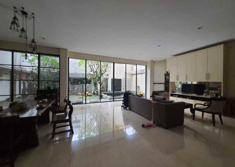 rumah bagus elegan hgb di graha natura surabaya