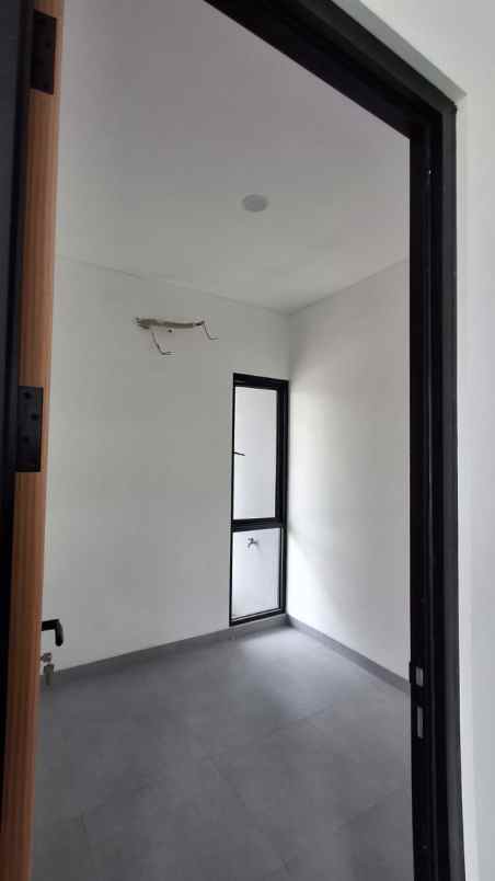 rumah baru 2 lt lokasi strategis dekat stasiun bekasi