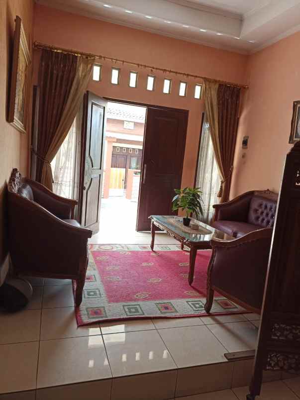 rumah besar 6 kt under 1 m banyumanik semarang