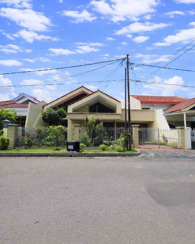 rumah dharmahusada indah timur strategis row 3 mobil