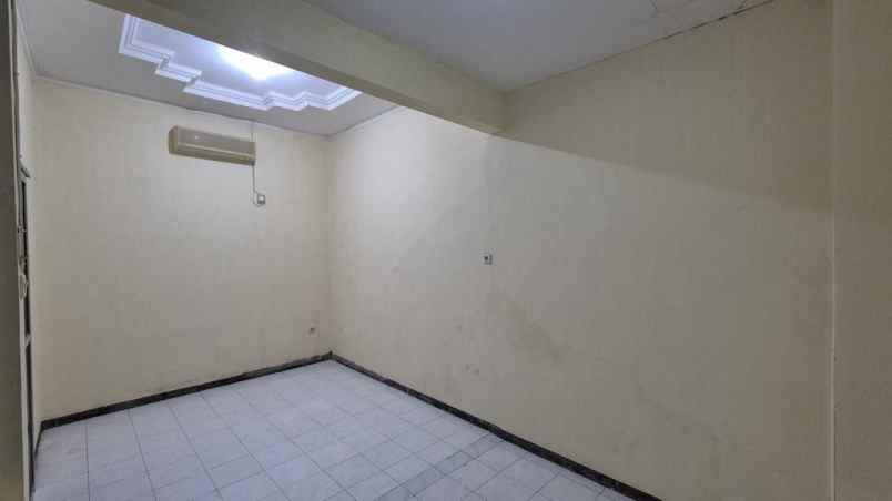 rumah di mulyosari prima row jalan depan 3 mobil lebih