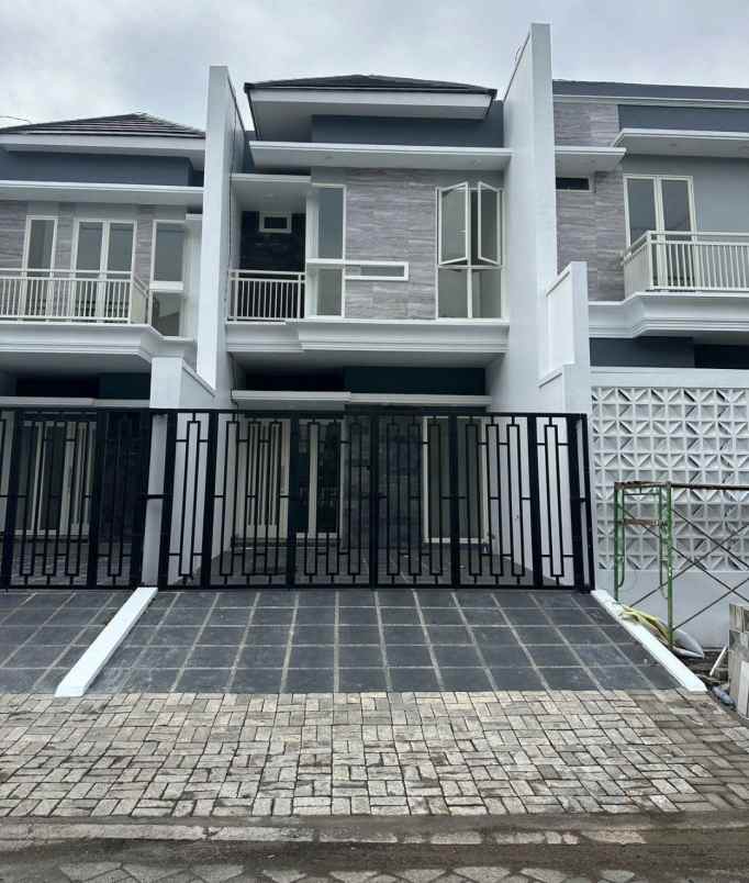 rumah jemursari selatan hadap barat