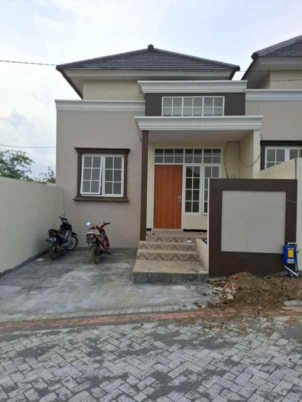 rumah konsep villa lokasi di kedungkandang