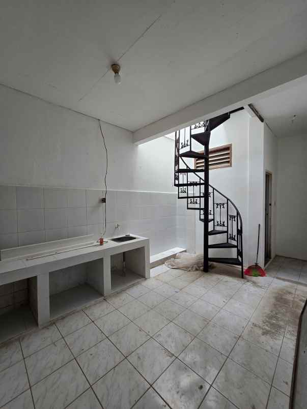 rumah lama cocok untuk kosan di cempaka putih jakpus