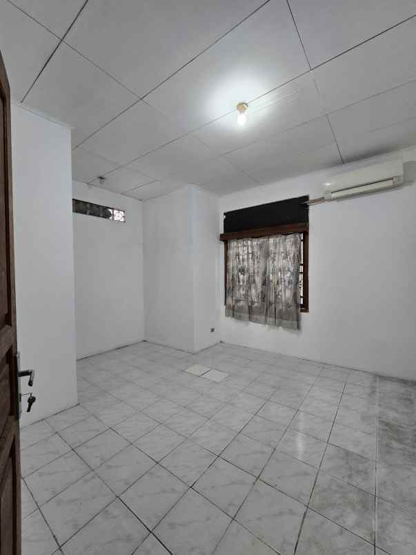 rumah lama cocok untuk kosan di cempaka putih jakpus