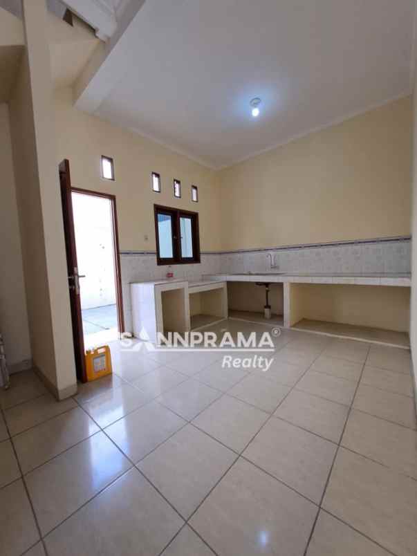 rumah luas 2 lantai beji timur bbgrin