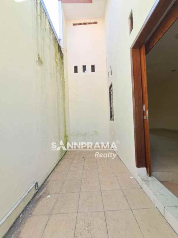 rumah luas 2 lantai beji timur bbgrin