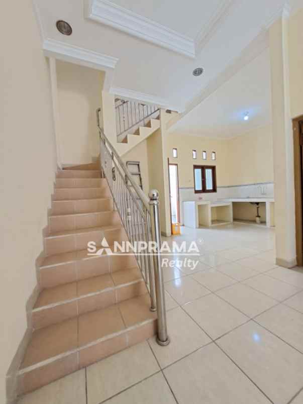 rumah luas 2 lantai beji timur bbgrin