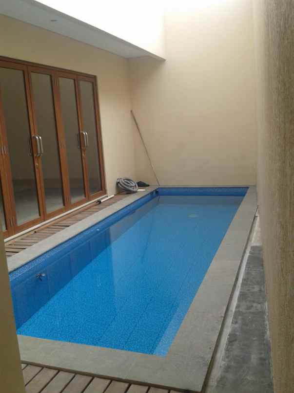 rumah mewah 2 lantai siap huni terawat di kemang utara