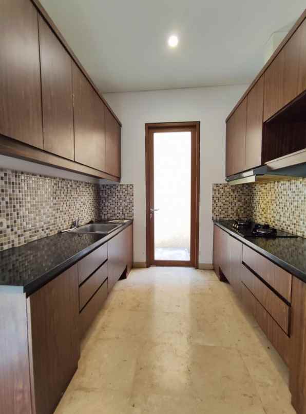 rumah mewah 2 lantai siap huni terawat di kemang utara