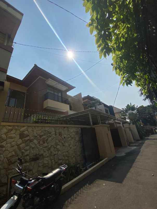 rumah mewah 2 lantai siap huni terawat di kemang utara