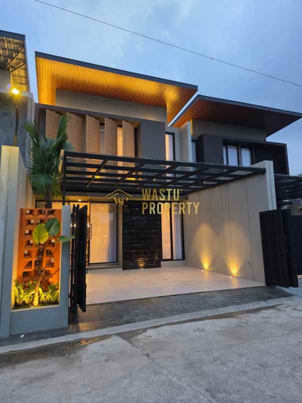 rumah mewah siap huni 2 lantai di maguwoharjo sleman