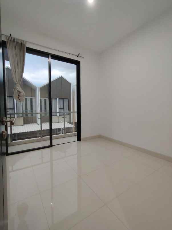 rumah second dalam cluster di cilangkap jaktim