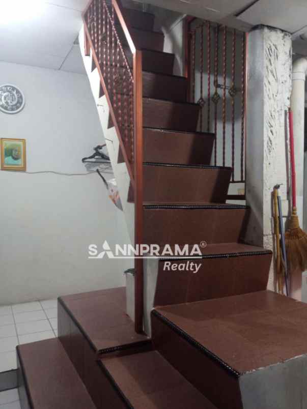 rumah strategis di perumnas depok 1 imelin