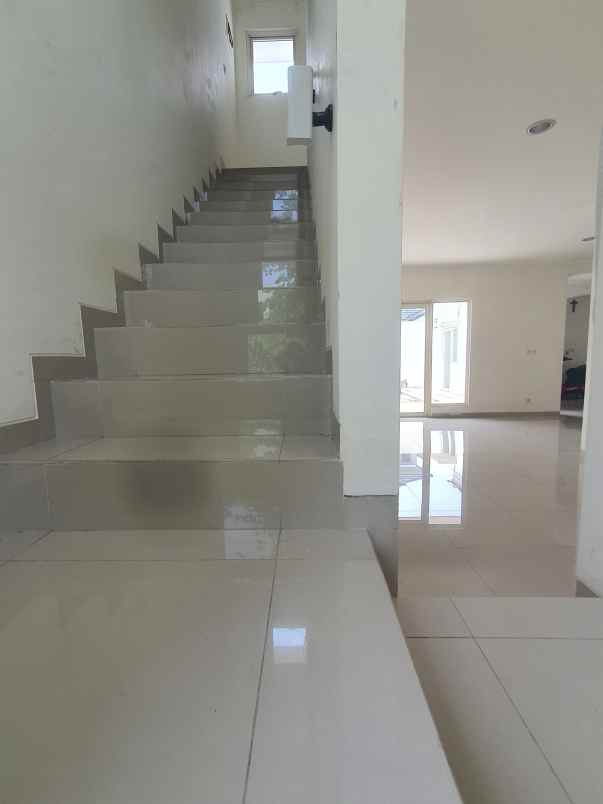 rumah suvarna sutera tangerang