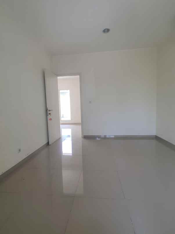 rumah suvarna sutera tangerang