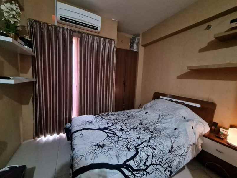 sewa apartemen studio furnish di green pramuka city