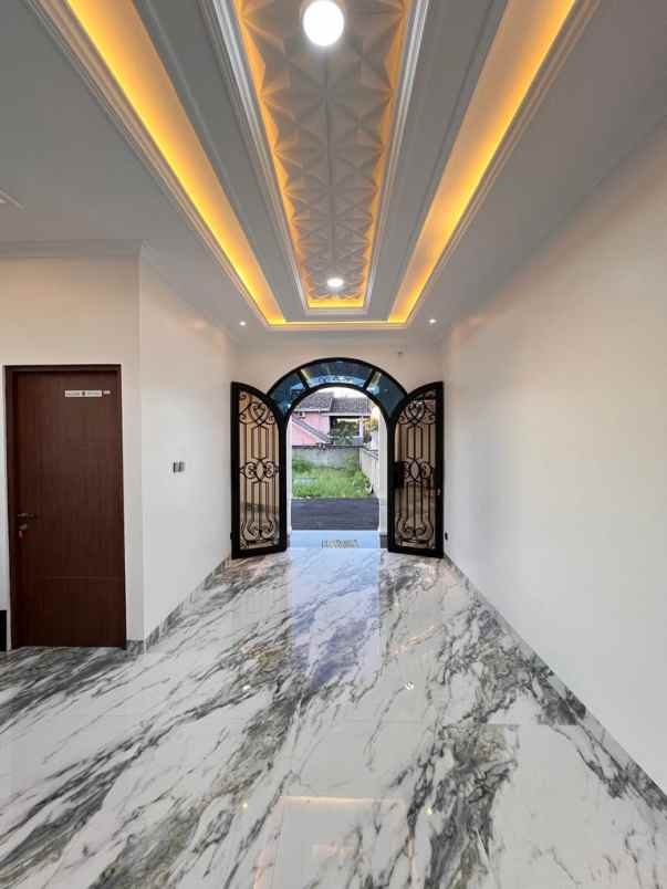 townhouse mewah dekat tol kukusan depok