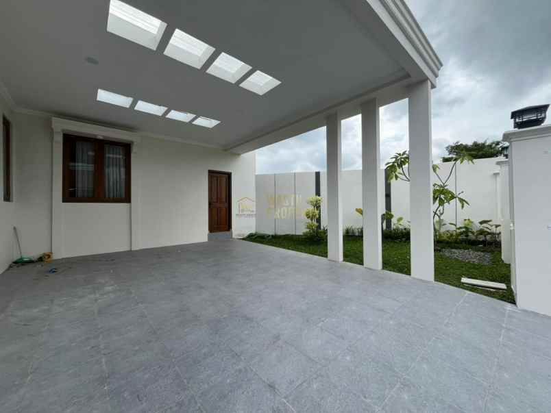 villa design klasik tanah luas di jalan besi jangkang