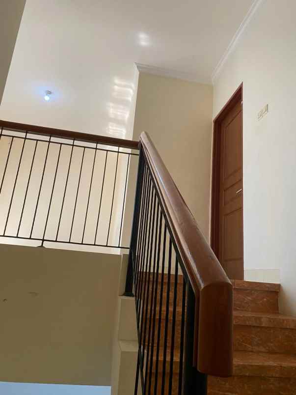 dijual cepat rumah raffles hadap taman