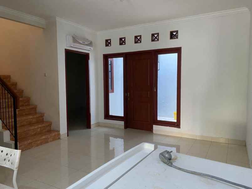 dijual cepat rumah raffles hadap taman