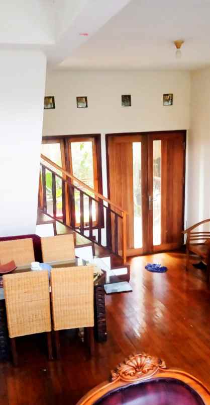 dijual rumah 2 lantai lokasi dinoyo kota malang