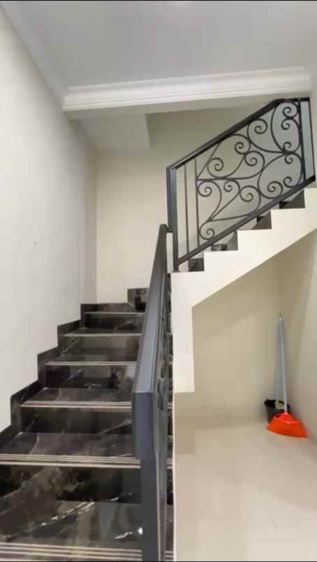 dijual rumah al azhar rawamangun