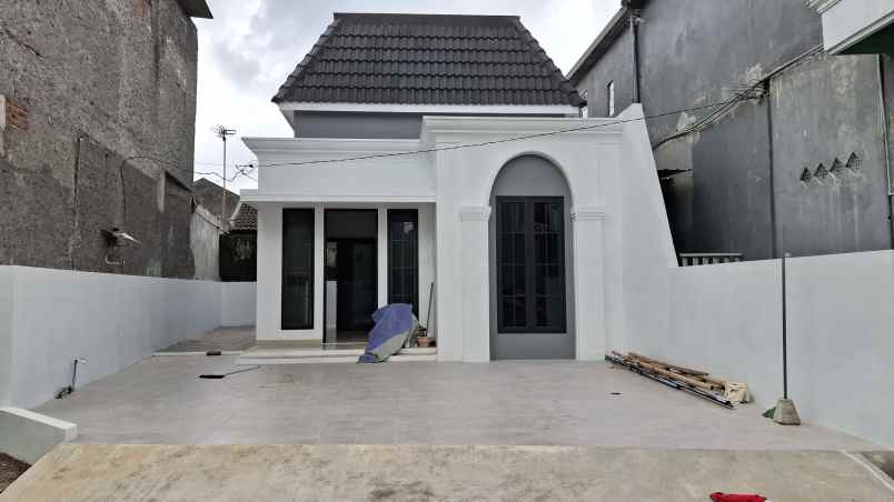 dijual rumah american classic di banyumanik semarang
