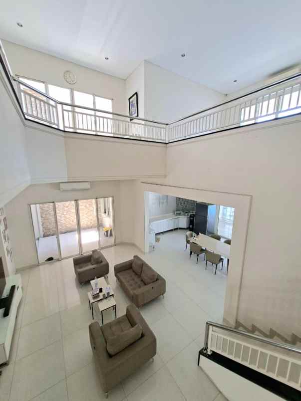 dijual rumah araya