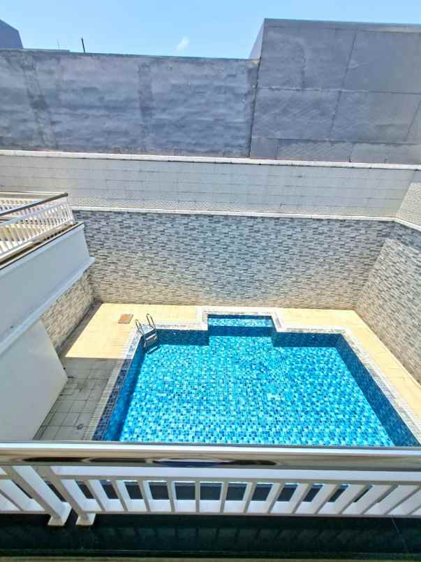 dijual rumah araya