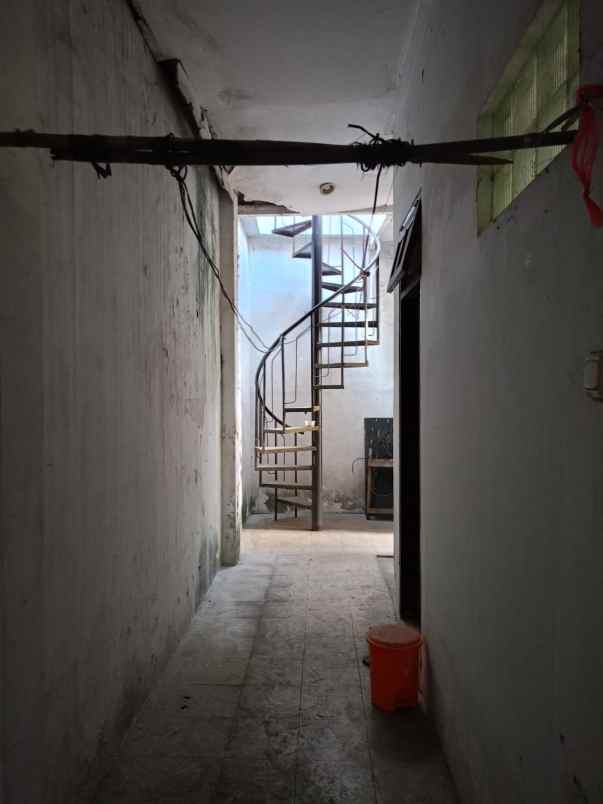 dijual rumah bangunan luas