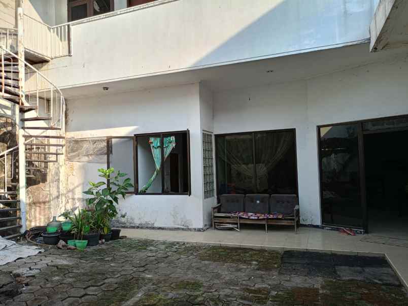 dijual rumah bangunan luas