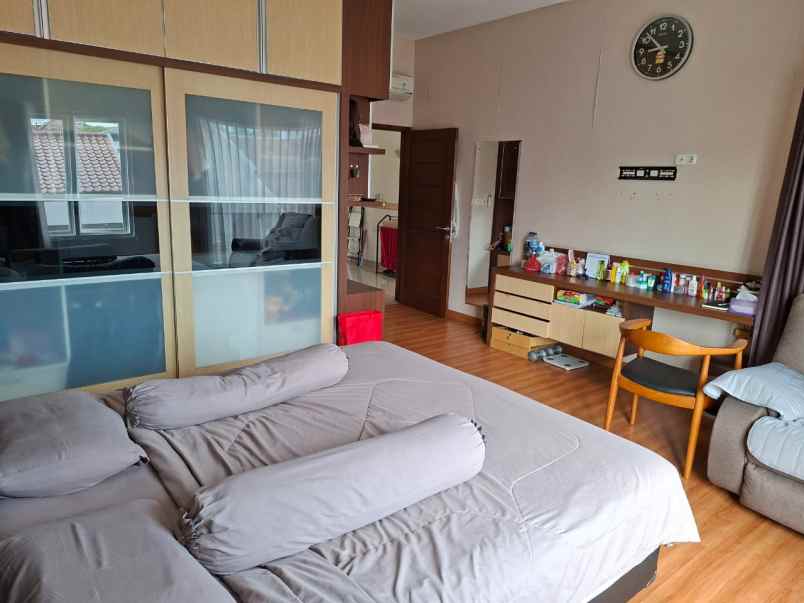 dijual rumah boulevard