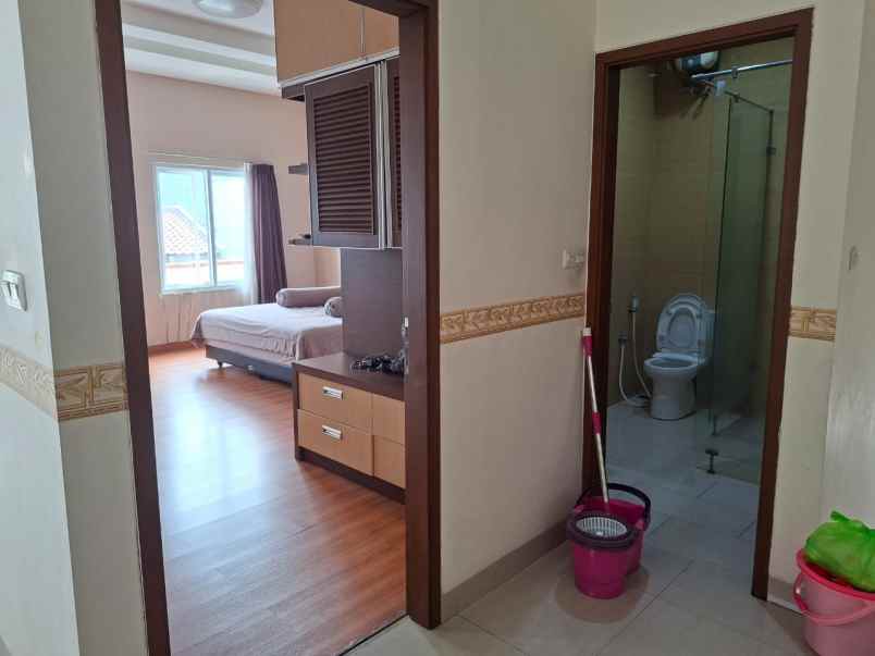 dijual rumah boulevard