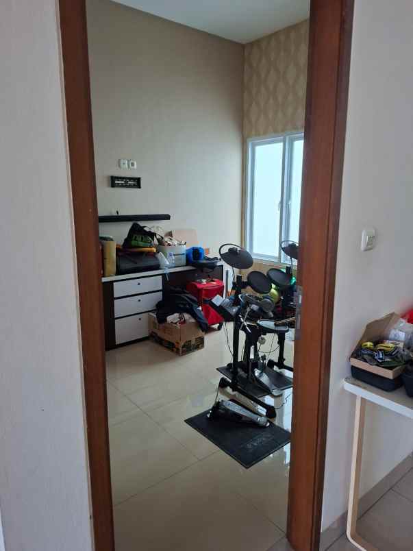 dijual rumah boulevard