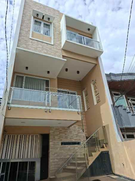 dijual rumah boulevard