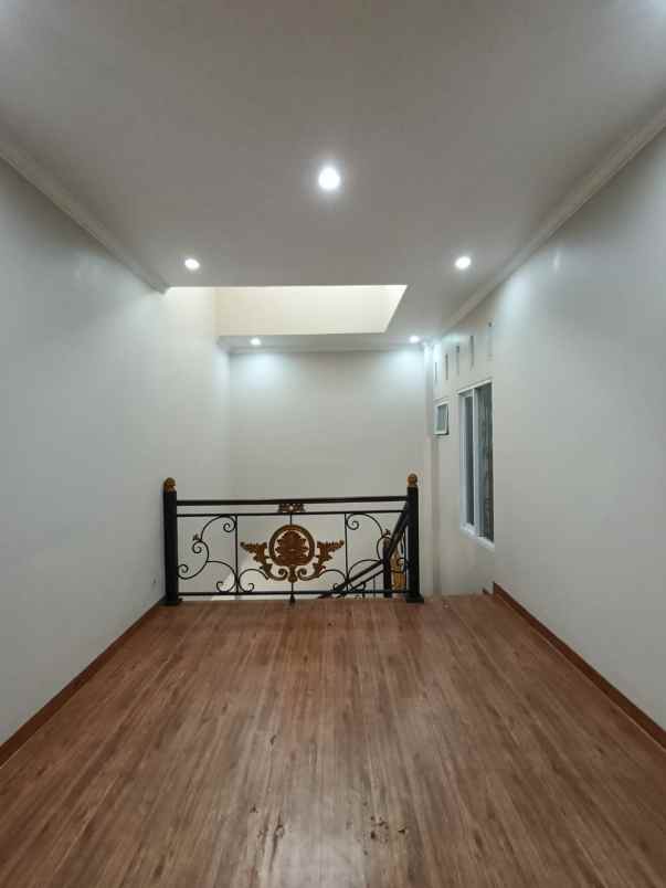 dijual rumah cipinang besar