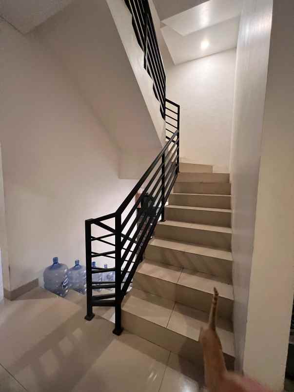 dijual rumah cirendeu