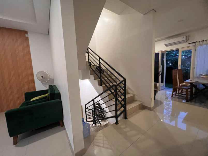 dijual rumah cirendeu
