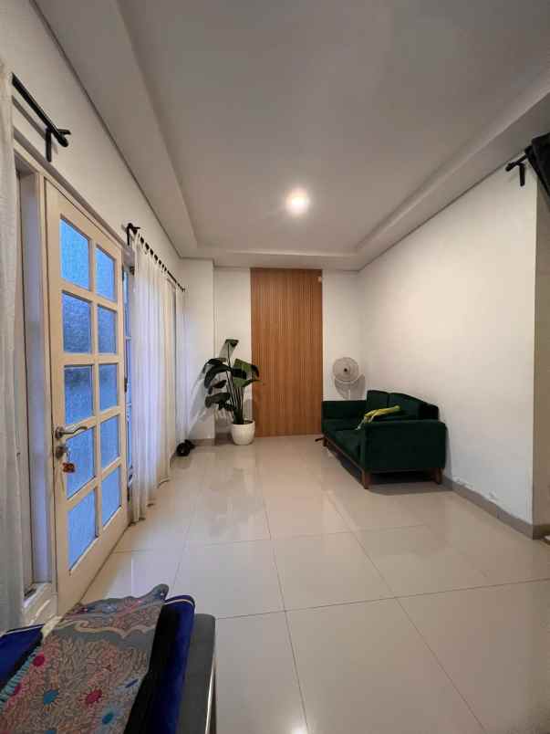 dijual rumah cirendeu