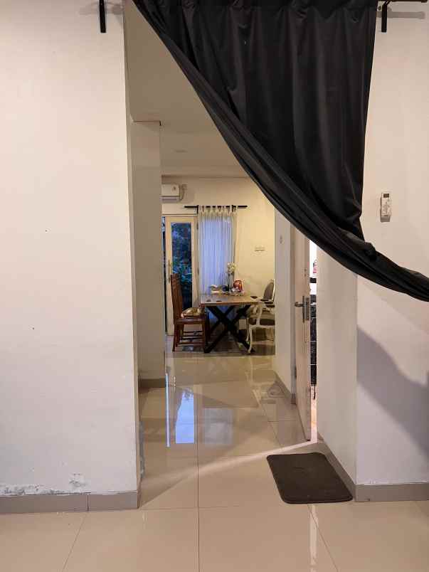 dijual rumah cirendeu