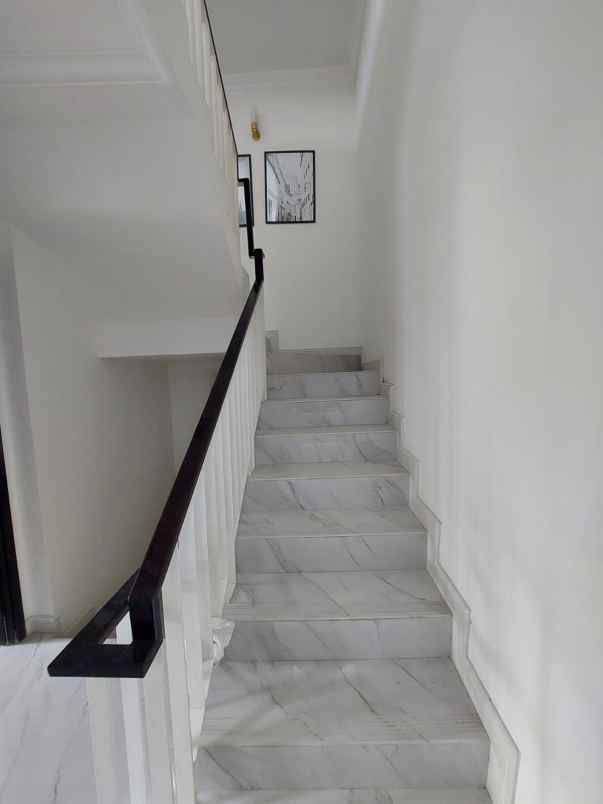 dijual rumah cluster maison de wisteria
