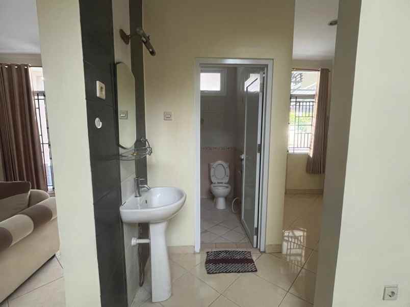 dijual rumah cluster meadow green lippo