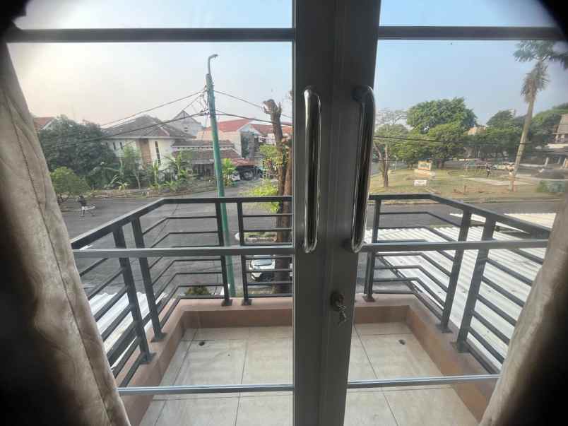 dijual rumah cluster meadow green lippo