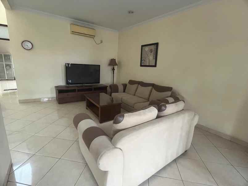 dijual rumah cluster meadow green lippo