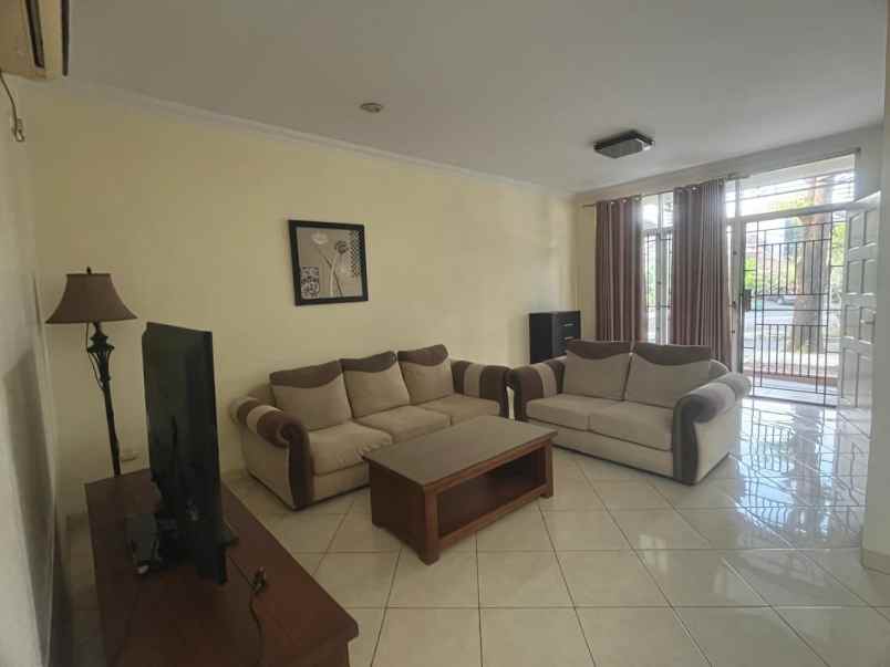 dijual rumah cluster meadow green lippo