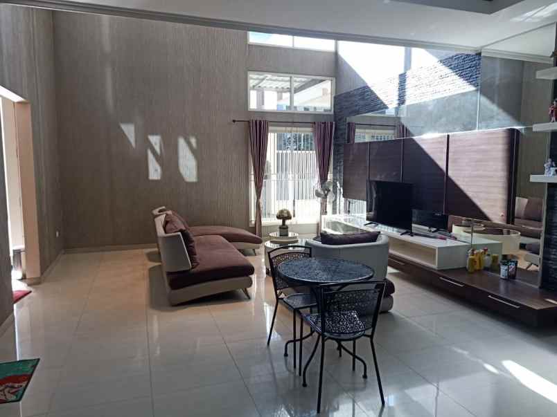 dijual rumah darmo permai selatan