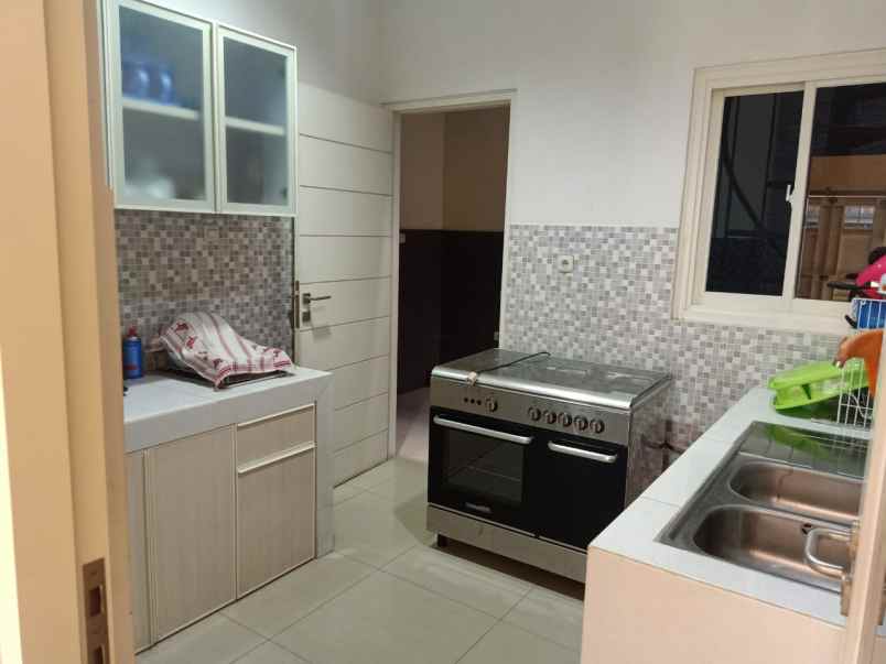 dijual rumah darmo permai selatan