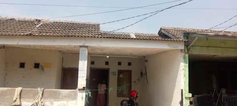 dijual rumah di lingkungan perumahan
