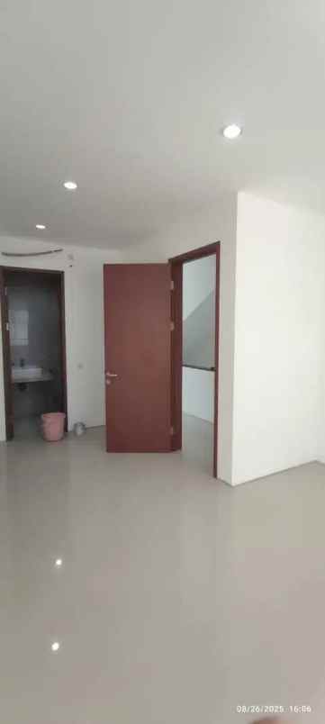 dijual rumah graha natura